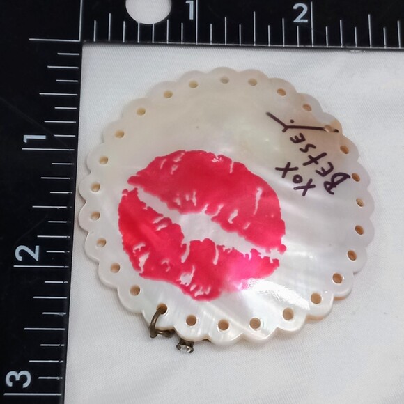 Betsey Johnson Earrings Kiss Lips Oversized Scalloped Edge Mother of Pearl Shell - Picture 11 of 11